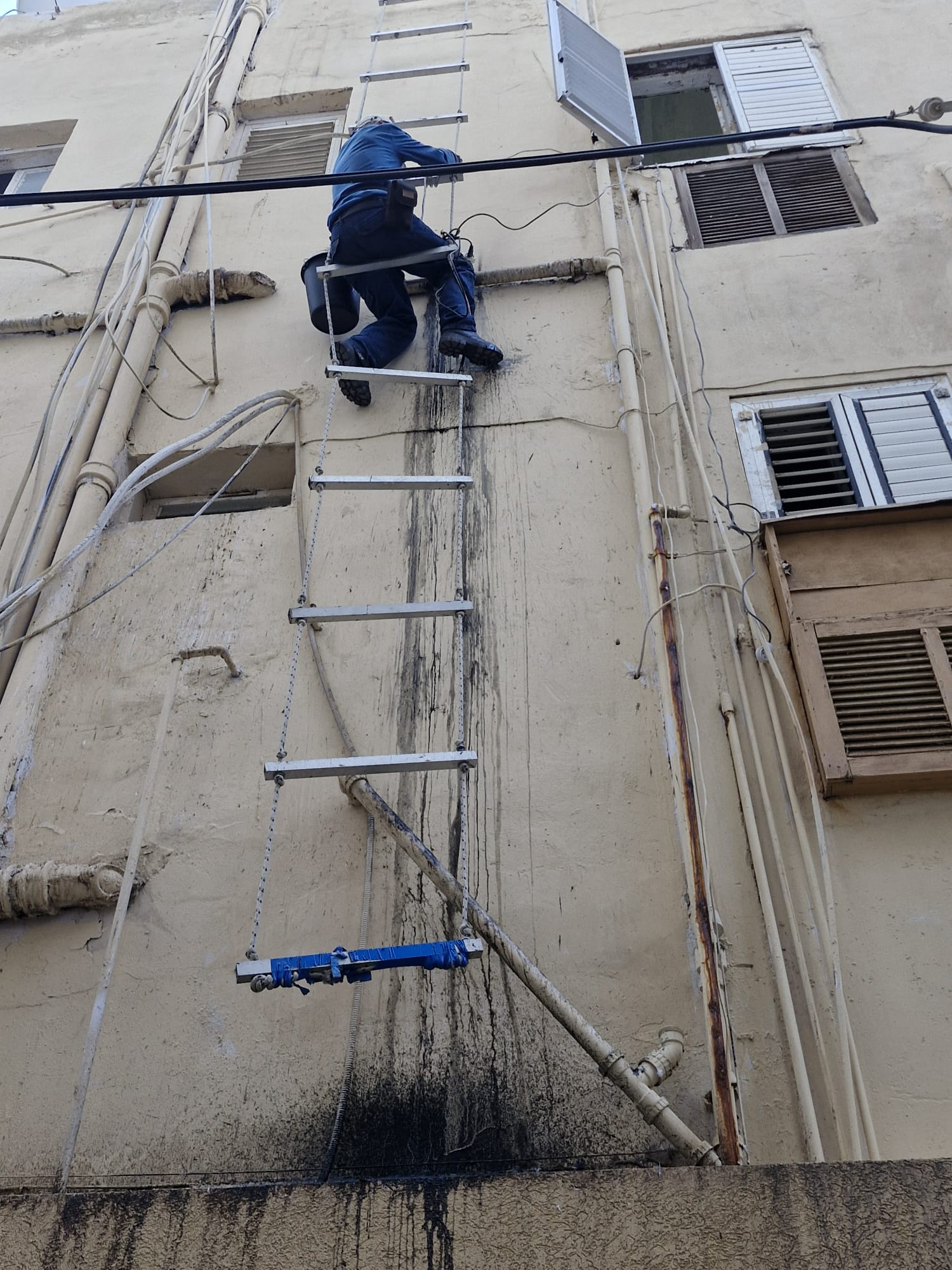 תיקון צנרת חיצונית בבניין